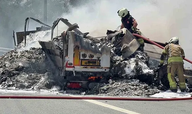 Kuzey Marmara otoyolu Çatalca nakkaş mevkiinde bir tırda bilinmeyen bir nedenle yangın çıktı. Alevler tarım arazisine de sıçrarken, olay yerine çok sayıda itfaiye ekibi sevk edildi.