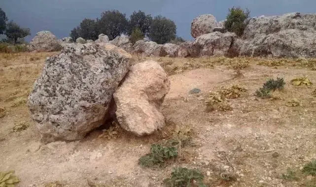 Depremde yerinden oynayan kayalar korkutuyor