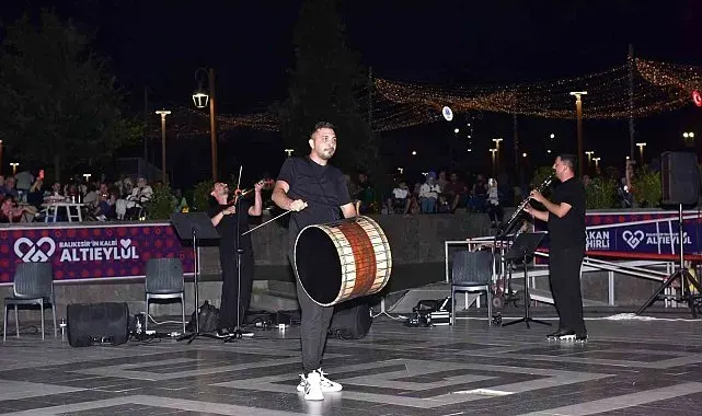 Altıeylül'de müzik dolu gecede Trio sahne aldı