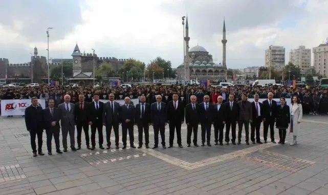 Bin 200 öğrenciden 'İstiklal Marşı' şöleni