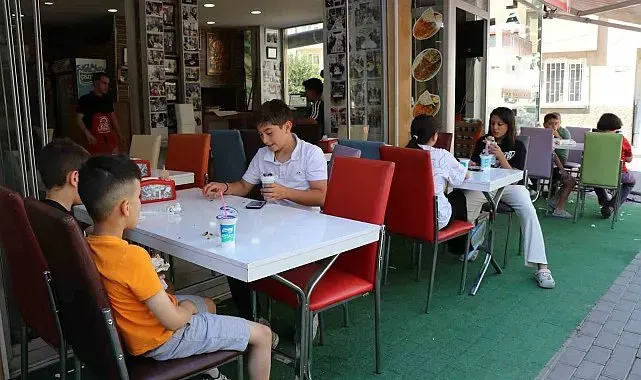 Adana'da anne ve çocuğu üzen lahmacuncuya nispet çocuklara ücretsiz lahmacun dağıttı