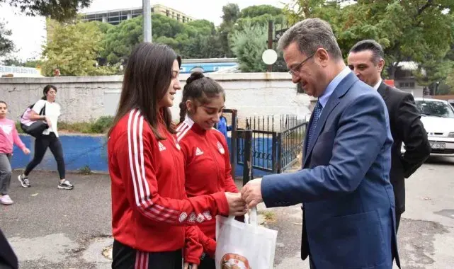 Vali Enver Ünlü, genç sporcularla buluştu