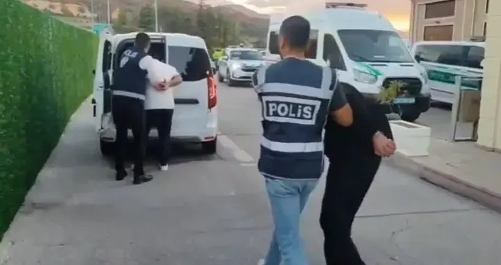 "Polis ve savcıyız" diyerek kandırdılar, altınlarla kaçarken yakalandılar