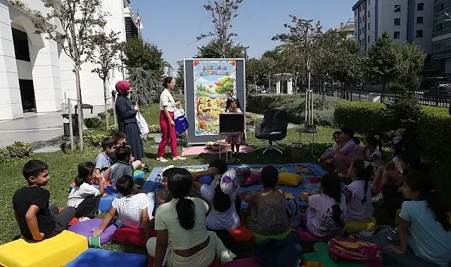 Çocuklar, Açık Hava Kütüphanesi'nde kitap okuma alışkanlığı kazanıyorlar
