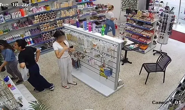 Genç kız takıları önce beğendi, sonra çaldı