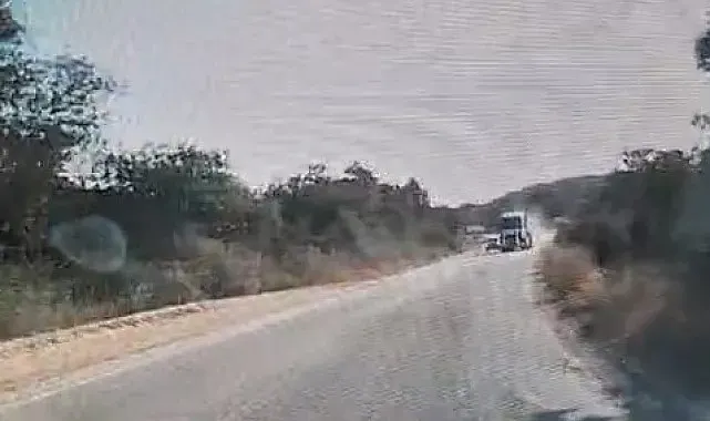 Hatalı sollama yapan hafriyat kamyonu kamerada