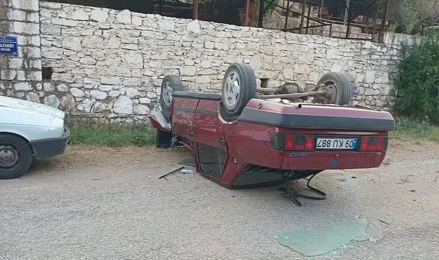 Kontrolden çıkan otomobil ters döndü
