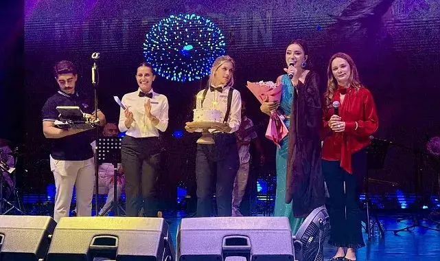 Öykü Gürman'dan Bodrum'da unutulmaz konser, sahnede doğum günü sürprizi