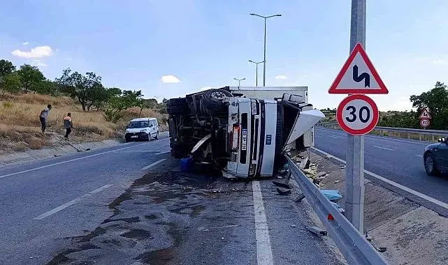 Direksiyon hakimiyeti kaybolan tır devrildi: 1 yaralı