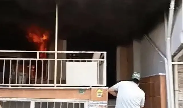 4 katlı evin giriş katında çıkan yangına ilk müdahaleyi vatandaşlar yaptı