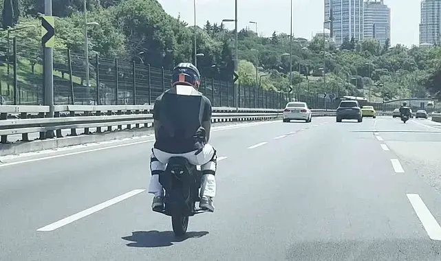 Elektrikli tek tekerli scooter üzerinde tehlikeli yolculuk kamerada