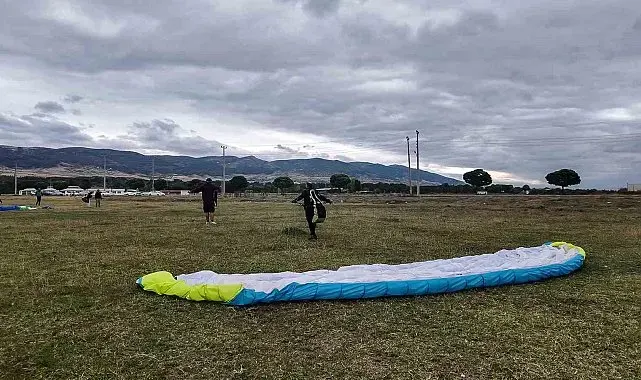 Turhal'da yamaç paraşütü eğitimini tamamlayan 15 kursiyer P2 lisansı almaya hak kazandı