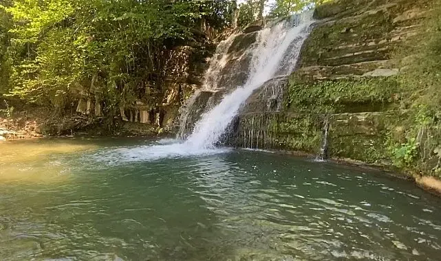 Şelaleden düşen genç yaralandı
