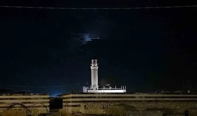 Ay ve Satürn Van semalarında aynı karede buluştu