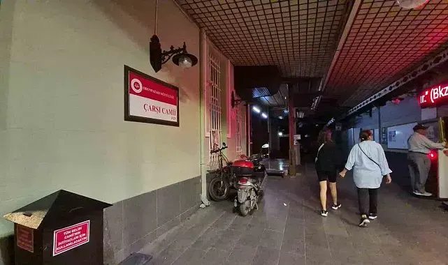 Namaz kılmak için girdiği camide eşyaları çalındı