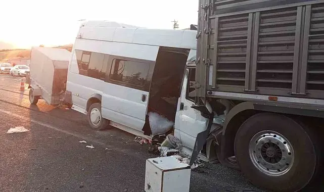 Malatya'da tarım işçilerini taşıyan minibüs tıra çarptı: Yaralılar var
