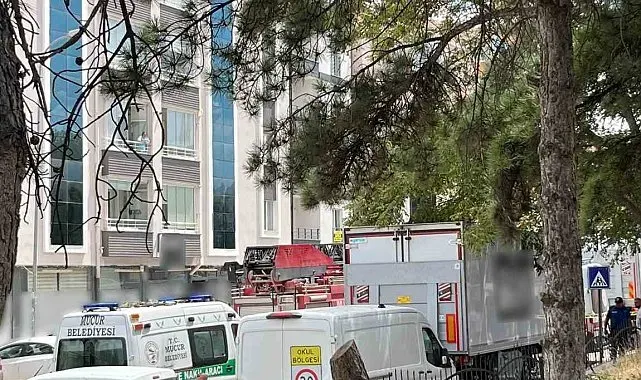 Kamyon dorsesi altında kalan market çalışanı hayatını kaybetti