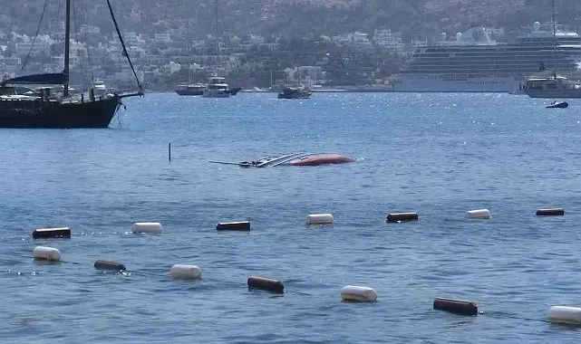 Yelkenli tekne sulara gömüldü