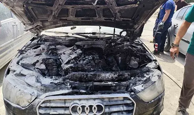 Van'da park halindeki otomobilin motoru yandı