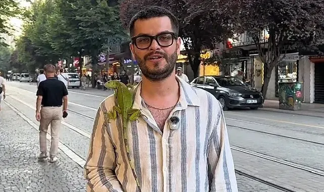 Sokakta iguana gören çocuklar yanına koştu