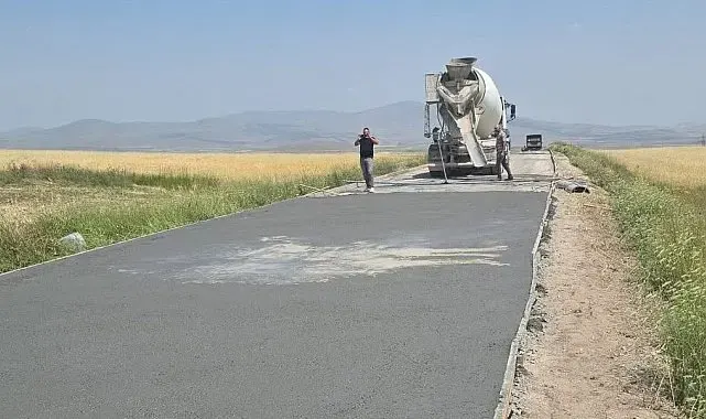 Kars'ta yol yatırımları hız kesmiyor: Asfalt, beton yol ve parke taşı çalışmaları sürüyor