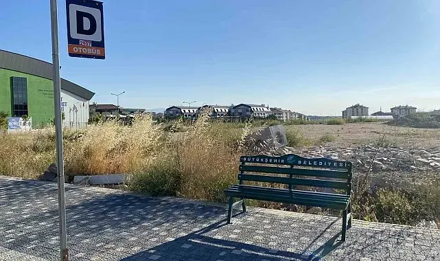 Vatandaşın taşta oturarak otobüs beklediği durağa bank konuldu