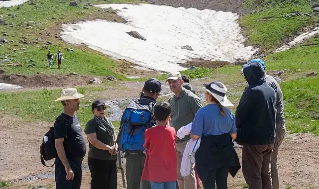 Vali Taşyapan, Cilo Sat Gölleri'nde incelemelerde bulundu
