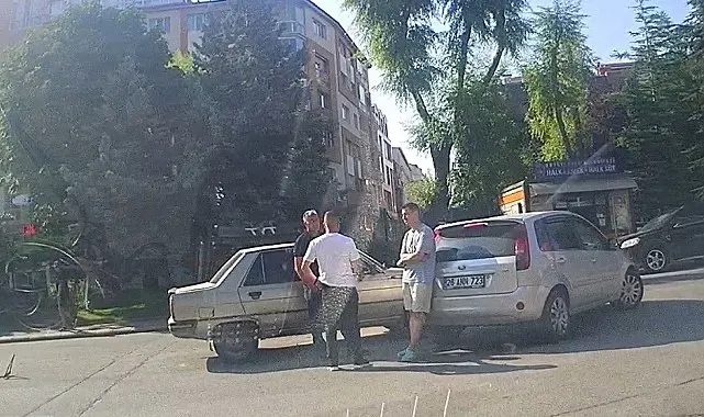 Sokaktan caddeye çıkan otomobil seyir halindeki diğer otomobil ile çarpıştı