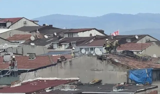 Sultangazi'de çatı tadilatı sırasında yangın çıktı: Bir vatandaş yangına su dökerek müdahale etti