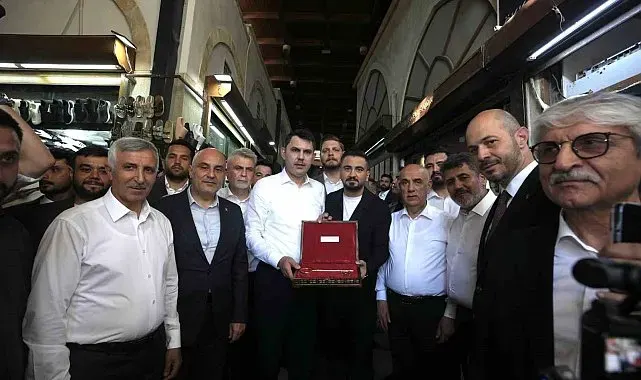 Bakan Kurum, Kahramanmaraş'ta Kapalıçarşı'yı ziyaret etti