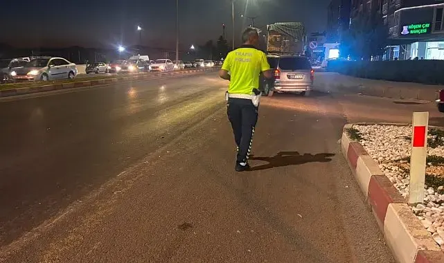 Direksiyon hakimiyetini kaybeden motosiklet sürücüsü hastanelik oldu