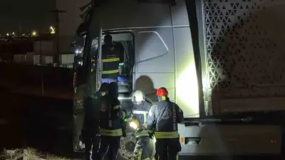 Gebze'de Virajı Alamayan Tır Bariyerleri Aştı: Sürücü Kayıplara Karıştı