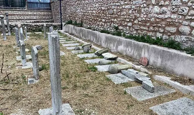 Fatih'teki tarihi hazirede 7 mezar taşını kırıp kaçtı