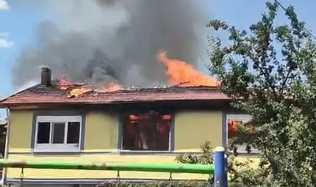 Yangında iki katlı ev kullanılamaz hale geldi