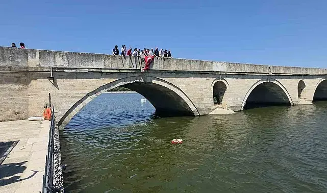 Meriç Nehri'ne bırakılan çiçeklerle Porajmos kurbanları anıldı