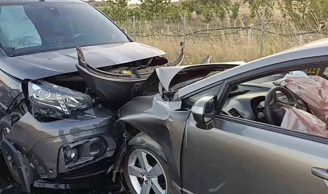 Keşan'da hafif ticari araç ile otomobil çarpıştı: 2 yaralı