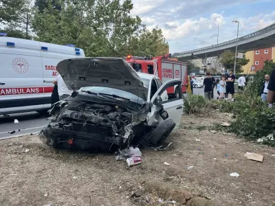 Küçükçekmece'de Bisikletliye Çarpmamak İçin Manevra Yapan Otomobil Bariyerlere Çarptı: 4 Yaralı
