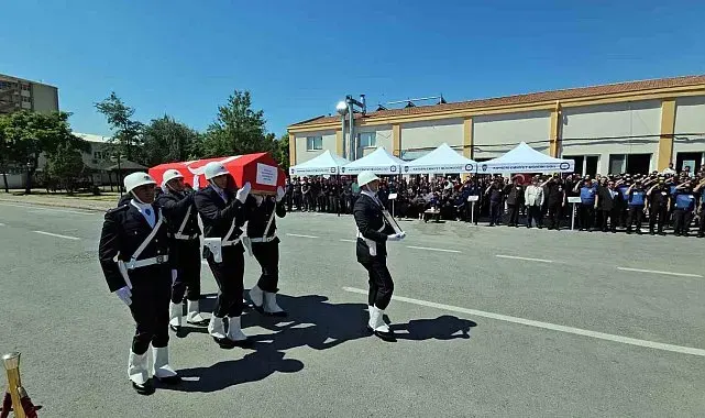 Merhum polis babasını asker selamı ile uğurladı