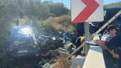 Bursa İznik'te Kamyon Dehşeti: Virajı Alamayan Araç Park Halindeki Otomobile Çarptı, 1 Ölü, 1 Yaralı