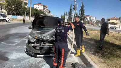 Çorum'da Hafif Ticari Araç Otomobile Çarptı ve Alev Aldı