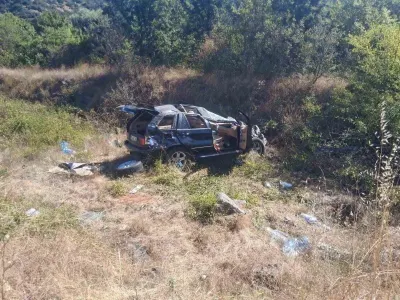 Bilecik'te Otomobil Refüje Çarptı: 2 Kişi Yaralandı