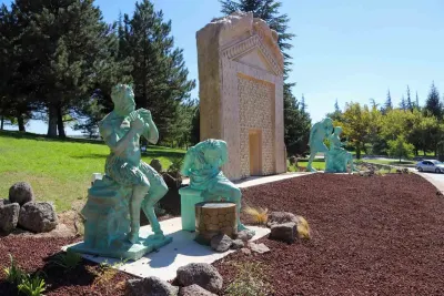 Eskişehir'de Frig Mirası Babalar Parkı Mitolojik Heykellerle Yenilendi