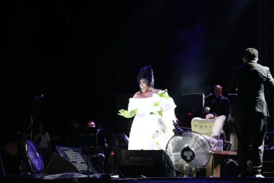 Bülent Ersoy Çivril Festivali'nde Elma Desenli Kostümüyle Coşturdu