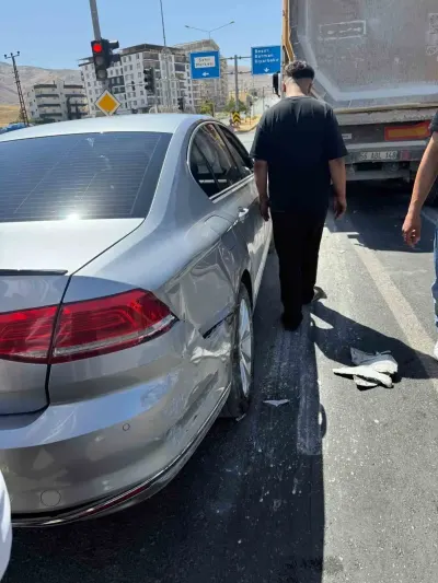 Siirt'te Kamyon Kırmızı Işıkta Bekleyen Araçlara Çarptı