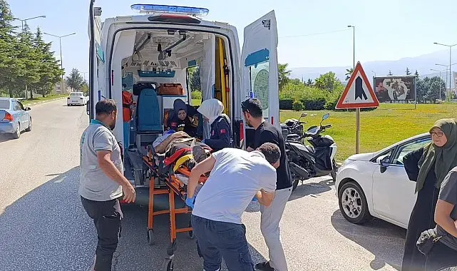 Otomobile çarpan motosiklet sürücüsü ağır yaralandı
