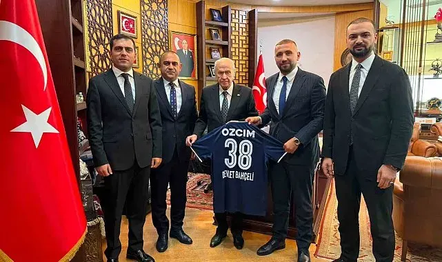 Erciyes 38 FK'dan MHP Genel Başkanı Devlet Bahçeli'ye forma hediyesi