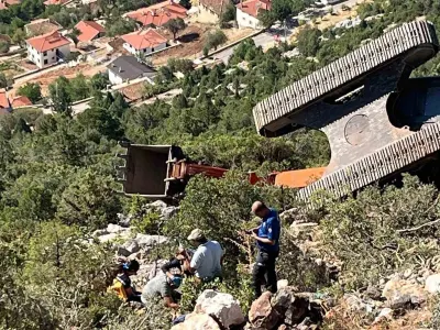 Antalya Akseki'de İş Makinesi Uçuruma Yuvarlandı: Operatör Yaralandı