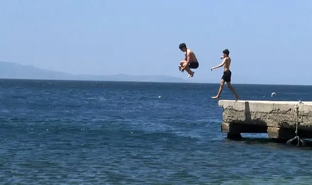 Kavurucu sıcaklarda sahillere akın ettiler