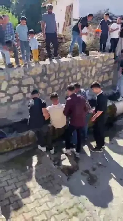 Şarkışla’da Renkli Düğün Geleneği: Damat ve Sağdıç Köy Çeşmesinde Suya Basıldı
