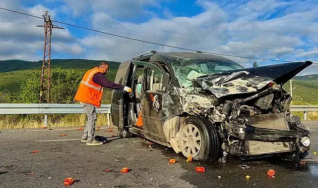 Hafifi ticari araçlar çarpıştı: 1 ölü, 4 yaralı